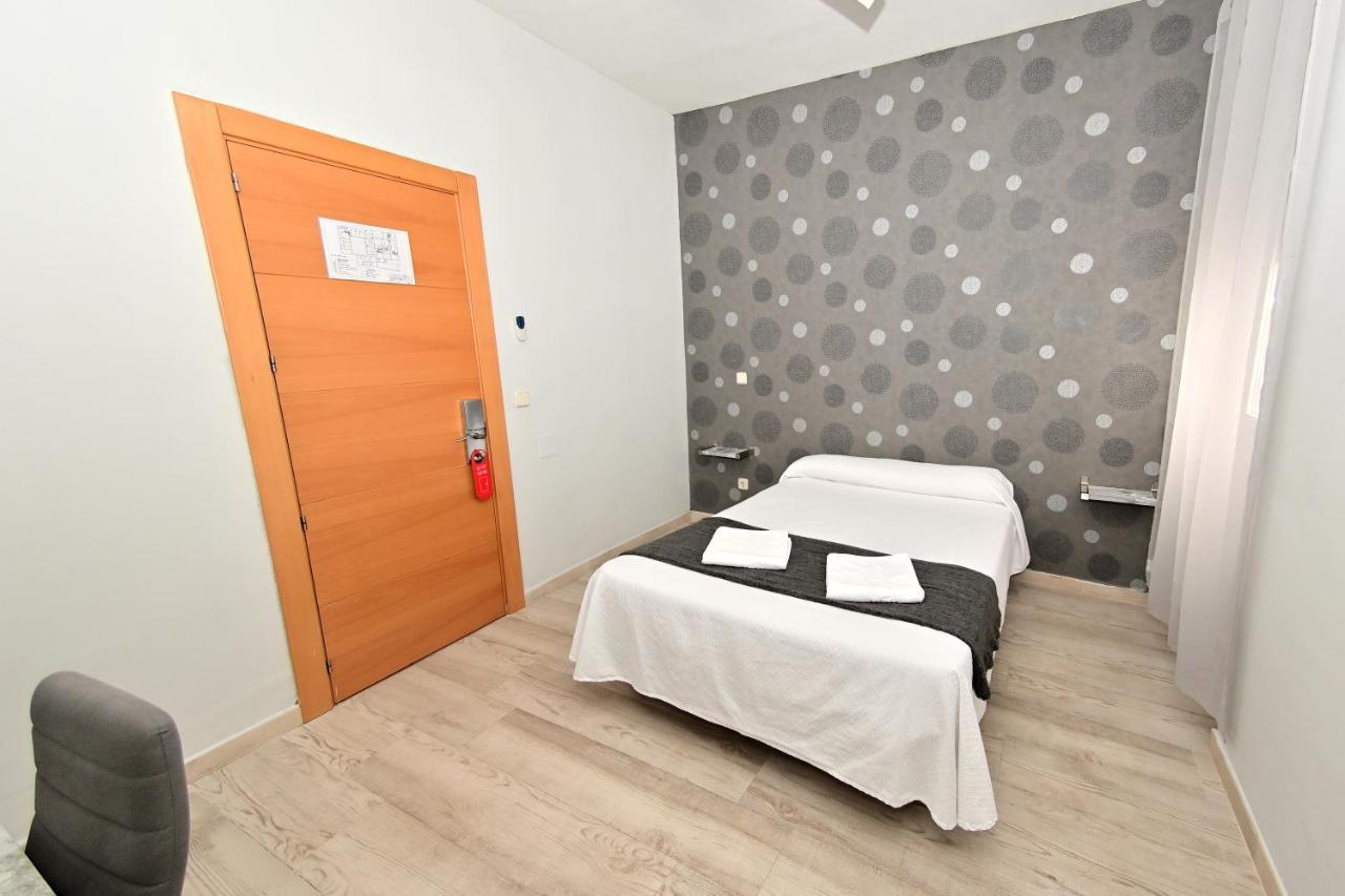 Quarto com Cama de Casal ou 2 de Solteiro e Banheiro Compartilhado