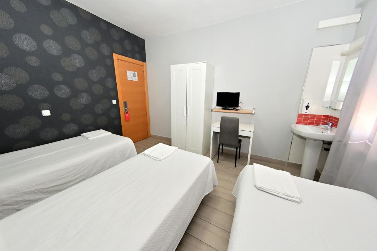 Quarto com Cama de Casal ou 2 de Solteiro com Cama Extra e Banheiro Compartilhado