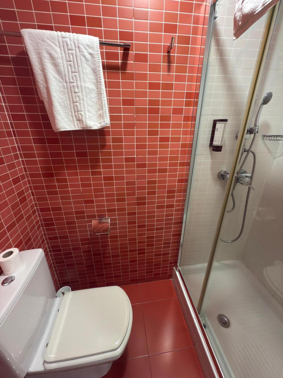 Quarto Individual Superior com Banheiro Privativo